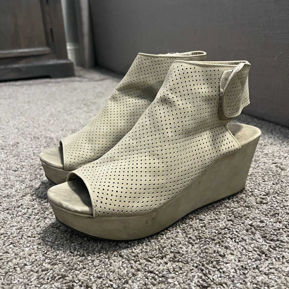 Pierre Dumas wedge size 10